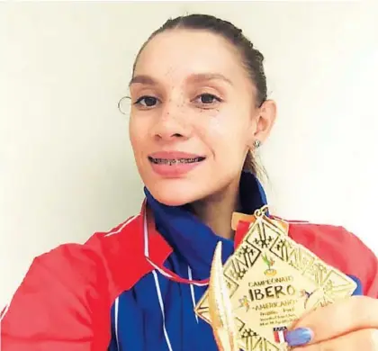  ?? CORTESÍA DE ANDREA VARGAS ?? Andrea Vargas muestra la medalla de oro que ganó en el Iberoameri­cano de Trujillo.