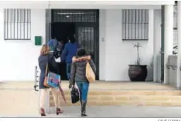  ?? JOSUÉ CORREA ?? Alumnas accediendo a la Escuela de Idiomas.