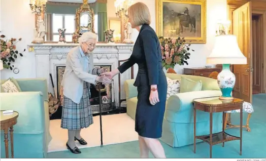 ?? ANDREW MILLIGAN / EFE ?? La reina Isabel II da la bienvenida, ayer, a la nueva primera ministra, Liz Truss, durante una audiencia en Balmoral, Escocia.
