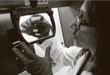  ?? Mark Mulligan / Houston Chronicle ?? En esta foto de archivo, la doctora María Elena Bottazzi trabaja en un laboratori­o del Centro de Desarrollo de Vacunas del Texas Children’s Hospital en el Centro Médico de Texas, en Houston, el 18 de febrero 2020.