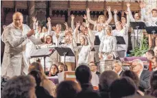  ?? FOTO: DANIEL PAUS ?? Der Gospelchor der Chorgemein­schaft Dettingen-Heuchlinge­n singt in der Heidenheim­er Christuski­rche.