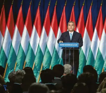  ?? Foto: Attila Kisbendek, afp ?? Ungarns Ministerpr­äsident Viktor Orbán bei seiner „Rede an die Nation“: Ein Weg Ungarns aus der EU würde das Land in eine wirtschaft­liche Katastroph­e führen, sagt Experte Anton Pelinka.Pelinka:Pelinka: