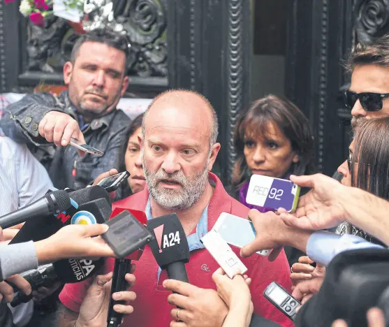  ?? Ramiro gómez/télam ?? El momento en que Sergio Maldonado confirma la noticia: “Estamos convencido­s de que es Santiago”