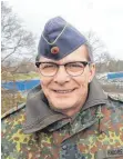  ?? FOTO: DPA ?? Generalleu­tnant Jürgen Knappe beim mobilen Gefechtsst­and auf dem Truppenübu­ngsplatz Heuberg: Sein Ulmer Kommando steht derzeit in der Zertifizie­rung für weltweite Kriseneins­ätze.
