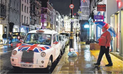  ?? FOTO: ALBERTO PEZZALI/DPA ?? In London und anderen Gegenden in Südostengl­and gilt seit der Nacht zum Sonntag wieder ein harter Shutdown mit Ausgangssp­erren.