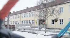  ?? FOTO: TR ?? Die Ochsenhaus­er Grundschul­e wird in den kommenden Jahren wahrschein­lich durchgängi­g dreizügig sein. Dafür ist das Schulgebäu­de allerdings zu klein.