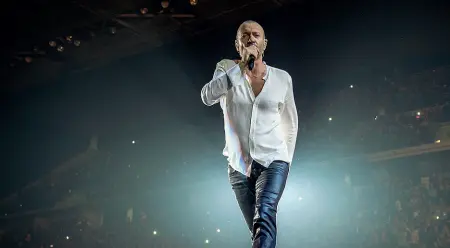  ??  ?? Sul palco Biagio Antonacci in concerto «Dediche e manie» è uscito in novembre