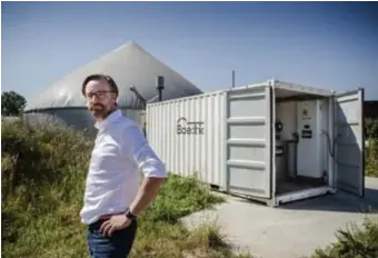  ??  ?? Biolectric­ceo Philippe Jans voor een kleine ‘reactor’, waar het methaangas uit de koeienvlaa­ien vrijkomt. In de witte container zet een verbrandin­gsmotor het om in stroom.