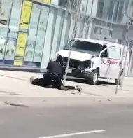  ?? SUPPLIED ?? Toronto police Const. Ken Lam arrests Alek Minassian Monday after a bloody van rampage in Toronto.