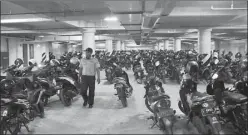  ?? SALMAN MUHIDDIN/JAWA POS ?? BELUM RESMI: Ratusan motor memadati parkir basement Balai Pemuda tahap pertama yang pengerjaan­nya masih 90 persen.