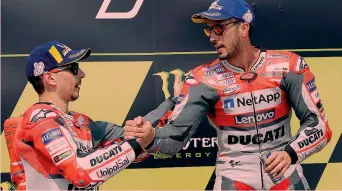 ??  ?? Lorenzo e Dovizioso si stringono la mano sul podio: Andrea nella generale precede Jorge di 8 punti