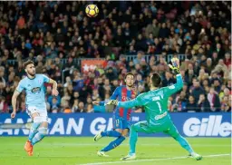  ??  ?? El brasileño Neymar anota uno de los cinco goles del Barcelona en el triunfo sobre el Celta de Vigo.