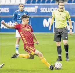  ?? LALIGA ?? Bermejo dispara, flojo, en el partido ante el Oviedo.