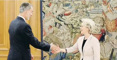  ?? RnLlibne t BFB ?? El Rey saluda a la presidenta de la Comisión Europea, Ursula von der Leyen, ayer en la Zarzuela