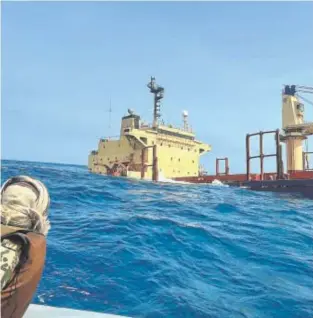  ?? // AFP ?? El buque atacado por los hutíes se hundió a causa del bombardeo