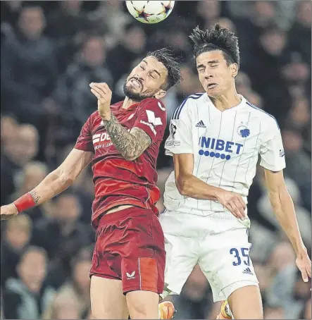  ?? Foto: EFE ?? Telles disputa un balón con Stamenic. El brasileño fue titular tras empezar como suplente frente al Espanyol