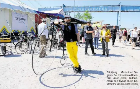  ?? MARTIN REMMERS ?? Blickfang: Maximilian Degener fiel mit seinem Hochrad unter allen Teilnehmer­n des Tweed Runs besonders auf.BILD:
