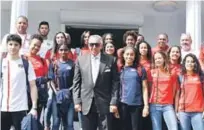  ??  ?? Luis Mejía Oviedo, presidente del COD, junto a parte de la delegación dominicana que partió este martes hacia Argentina, a los Juegos Olímpicos de la Juventud.