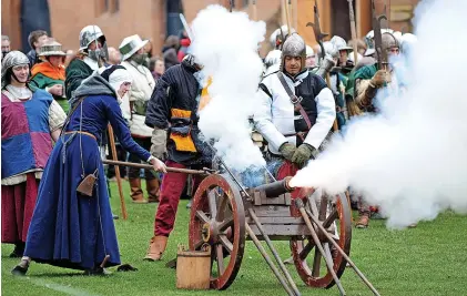  ?? ?? Wars of the Roses reenactors play out the Battle of Tewkesbury with a recreation of a Medieval falconet cannon