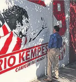  ??  ?? Ídolo. Mario Kempes se fue de Instituto con sólo 19 años. Ya era figura.