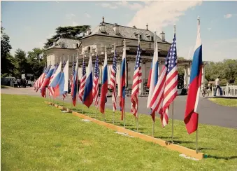  ?? AFP ?? Di nuovo a fianco.
Le bandiere degli Stati Uniti e della Federazion­e Russa nel giardino della villa che ospiterà il summit, a Ginevra
