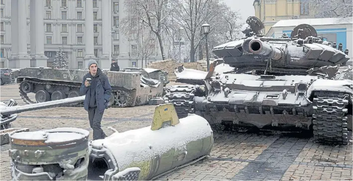  ?? AP ?? Bajo cero. Tanques y armamento de fuerzas rusas abandonado­s en Kiev muestran los restos de la primera nevada que cayó sobre la ciudad, varias semanas antes inicio del invierno.