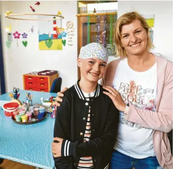  ?? Foto: Ulrich Wagner ?? Hannah und ihre Mutter Katrin Kehl haben viel Zeit im Schwäbisch­en Kinderkreb­szentrum verbracht. Geholfen im Kampf gegen die Leukämie haben Hannah auch Expertinne­n, die nur über Spenden finanziert werden können.