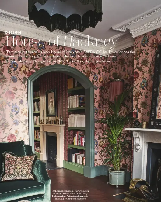  ??  ?? In the reception room, Navarino sofa in British Velvet Bottle Green, Mey Meh cushion, Artemis wallpaper in Blush, all by House of Hackney.