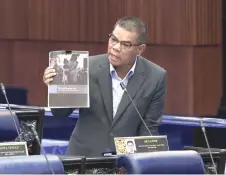 ?? — Bernama photo ?? Saifuddin holds up a copy of the HRW report when refuting the allegation­s made.