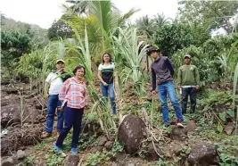  ??  ?? Researcher­s posing with Malimama in a rocky field.