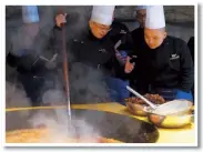  ?? China Daily ?? A hotpot teacher (center) teaches students how to make hotpot sauce, at Chongqing Wen Zhi Su Hotpot Catering School in Chongqing, China.