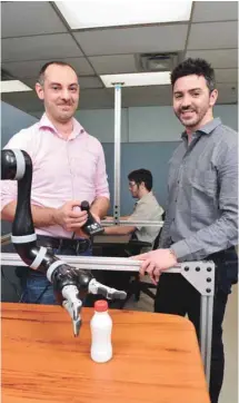  ?? POLYTECHNI­QUE MONTRÉAL ?? Le Pr Maxime Raison en compagnie de son collaborat­eur, le Pr Sofiane Achiche, derrière un bras robotique d’adaptation