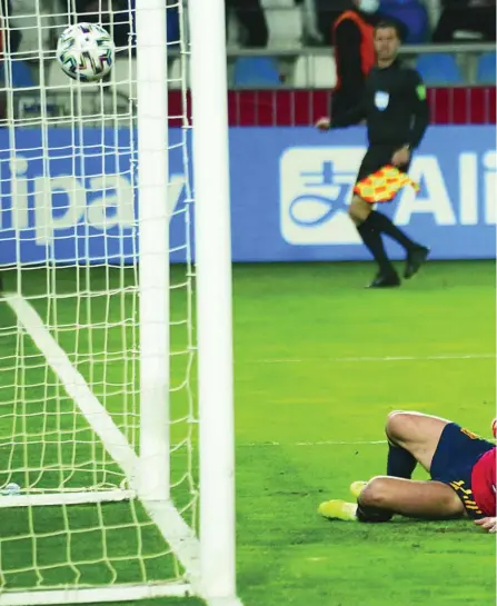  ??  ?? Ferran Torres remata el primer gol de España en el área pequeña de Georgia
