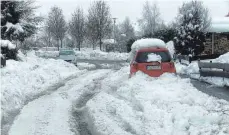  ?? FOTO: TROIN ?? Beispiel für Kritik an Räumdienst­en: „ Diese Situation haben wir hier jedes Jahr im Winter“, schrieb Fritz Tronsberg zu seinem am Montagmitt­ag eingeschic­kten Bild vom Aichelberg­weg in Niederwang­en.