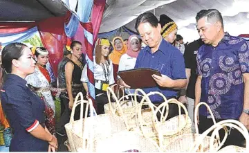  ??  ?? Mohamaddin viewing one of the crafts on display during the Malaysia Craft Community Empowering Programme, yesterday.