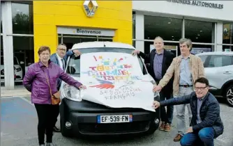  ??  ?? La direction de Renault Lannemezan et le Comité local du Secours Populaire