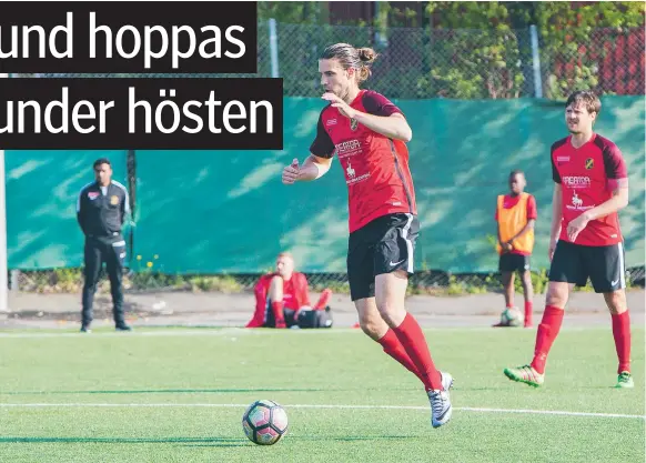  ?? FOTO: MICHAEL FOLMER ?? UPPÅT. Linus Malmborg (t v) och Peter Magnussons Vasalunds startar hösten i helgen då Carlstad United kommer på besök.