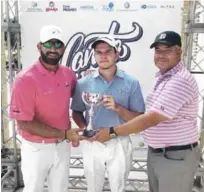  ??  ?? Hiram Silfa y Luís José Placeres entregan la copa de campeón a Juan Cayro Delgado (Yayo), quien ganó la séptima parada del Canita Tour