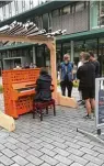  ??  ?? Knallig orange: Das Klavier vor dem HWK Gebäude.
