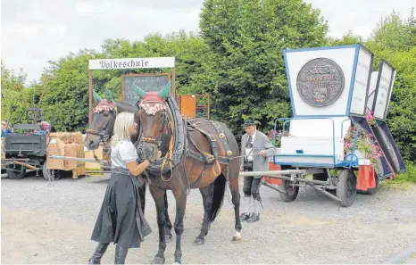  ?? FOTO: CLAUDIA KOHLER ?? Karo Krebsz und Johann Bosch spannen „Villia“und „Moritz“vor den Laupheimer Talerwagen.