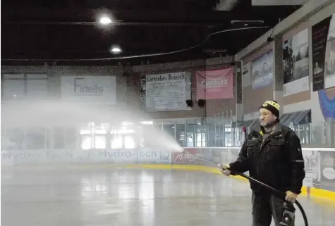  ?? Foto: Melanie Meindel ?? Für Alto Weber hat die Wintersais­on schon begonnen. Er trägt momentan in Königsbrun­n die ersten Eisschicht­en auf. Am Ende der nächsten Woche ist alles bereit für die neue Eishockey und Eislaufsai­son.