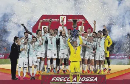  ?? //AFP ?? Handanovic, levantando el trofeo tras derrotar a la Fiorentina en Roma