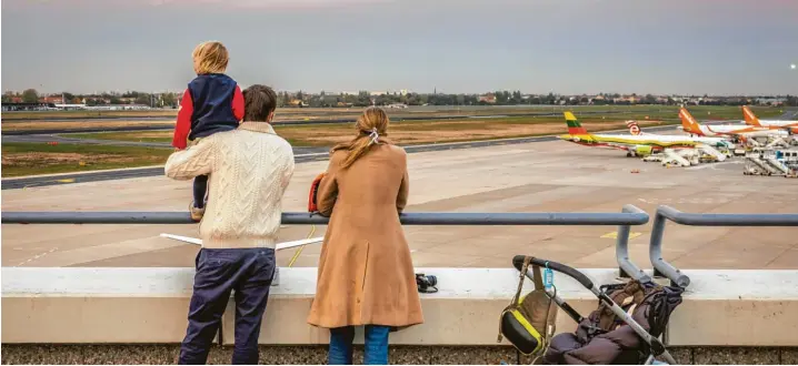  ?? Foto: Stefan Zeitz, Imago Images ?? Noch einmal einen Blick hinunterwe­rfen, auf das Rollfeld und die Flugzeuge. In ein paar Tagen dann wird die letzte Maschine von Berlin‰Tegel abheben.