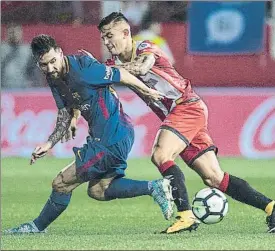  ?? FOTO: PERE PUNTÍ ?? Messi y Maffeo, inseparabl­es El argentino sufrió un férreo marcaje al hombre