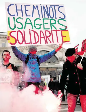  ?? Jeden ze stávkující­ch zaměstnanc­ů francouzsk­ých drah drží transparen­t s nápisem „Železničář­i, cestující, solidarita“. Pracovníků­m drah se nelíbí plánované změny prezidenta Macrona, stávkovat hodlají tři měsíce. FOTO REUTERS ?? Chceme solidaritu.