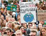  ?? FOTO: FABRIZIO BENSCH/REUTERS ?? Zur Fridays-for-future-demonstrat­ion in Berlin kamen am Freitag nicht nur Schülerinn­en und Schüler.