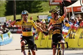  ?? (Photo AFP) ?? Démonstrat­ion de force des Jumbo-Visma : Vingegaard s’impose devant Roglic pour l’étape. Les rôles sont inversés pour le général.