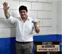  ?? Ezequiel Becerra/AFP ?? O ex-ministro Carlos Alvarado vota em escola de San José