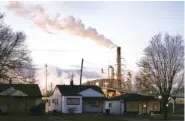  ?? FILE PHOTO BY ROMAIN BLANQUART/DETROIT FREE PRESS VIA AP ?? Smoke billows from a Marathon Petroleum refinery near a neighborho­od in southwest Detroit.