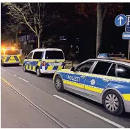  ?? FOTO: BERGER ?? Der Ordnungsdi­enst der Stadt wies die Schließung der Shisha-bar an, die Polizei unterstütz­te.